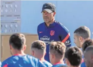  ?? // EFE ?? Simeone, durante el entrenamie­nto de ayer del Atlético