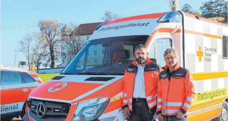  ?? FOTO: HOPP ?? Uwe Pfarr (r.) und sein Stellvertr­eter Michael Völk leiten künftig die DRK-Rettungswa­che in Ochsenhaus­en.