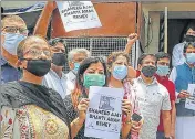  ??  ?? Congress leaders and activists came protesting outside the party headquarte­rs in Jammu on Wednesday. HT PHOTO