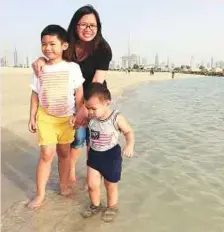  ??  ?? ■ Christophe­r Inciong and wife Christine with their two boys Uno and Nico