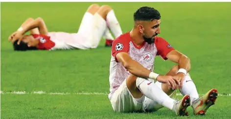  ?? FOTO: KRUG/APA/DPA ?? Munas Dabbur (re.) ist fassungslo­s. Dank seiner beiden Tore lag Red Bull Salzburg gegen Roter Stern Belgrad mit 2:0 vorne, doch es reichte nicht.