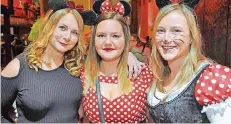  ?? FOTO: BECKER&BREDEL ?? Valeria Schorr, Steffi Servet und Jessica Adam (von links) haben sich als Minnie Mäuse kostümiert.