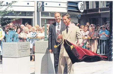  ??  ?? Unveiling a plaque in Dundee city centre in 1995.