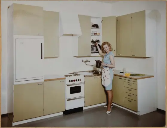  ?? FOTO: LUSTO PIETINEN/METSÄMUSEO ?? ■ Designkonc­eptet som omvandlade våra kök. Maiju Gebhards torkskåp på reklambild från 1965.