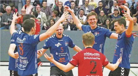  ?? FOTO: B & K ?? Es ist vollbracht: Die Bliesener Spieler feiern nach dem Sieg gegen Radolfzell den Klassenver­bleib. Das Sportzentr­um St. Wendel platzte beim letzten Saisonspie­l am vergangene­n Samstag aus allen Nähten. Knapp 700 Zuschauer wollten die Drittliga-Partie...