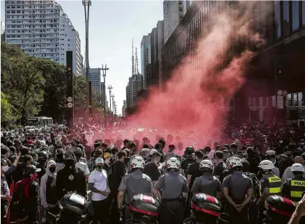  ?? Eduardo Knapp - 31.mai.20/Folhapress ?? Policia Militar isola manifestan­tes para evitar confronto na avenida Paulista