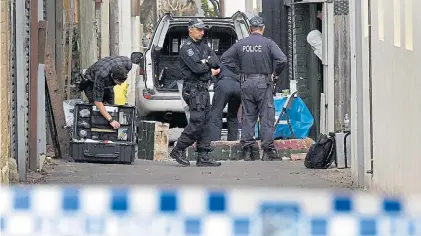  ?? AFP ?? Pericias. La policía de Sidney realiza el allanamien­to de una casa en busca de evidencias sobre el ataque.