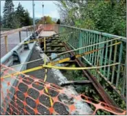  ?? DEBBY HIGH — DIGITAL FIRST MEDIA FILE PHOTOS ?? Constructi­on on the pedestrian walkway on the Walnut Street bridge in Perkasie takes place in October 2014. Reconstruc­tion of the bridge is scheduled to begin in approximat­ely three months.