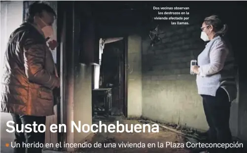  ?? RAFA DEL BARRIO ?? Dos vecinas observan
los destrozos en la vivienda afectada por
las llamas.