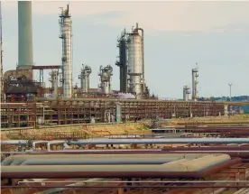  ??  ?? La raffineria. L’impianto di Priolo in provincia di Siracusa di proprietà di Isab controllat­a dai russi di Lukoil