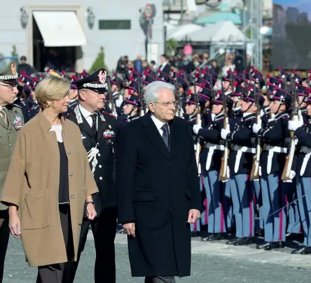  ??  ?? La cerimonia A sinistra: il Capo dello Stato e il ministro Pinotti, sopra: gli allievi della Nunziatell­a