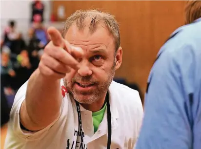  ?? FOTO: UWE MISERIUS ?? Da geht’s lang: Leichlinge­ns Coach Frank Lorenzet und sein Team haben derzeit einen Lauf.