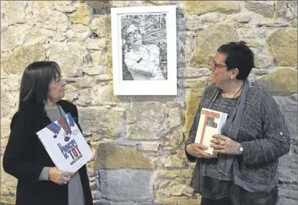  ?? ACN / VIOLETA GUMA ?? Adelais de Pedrolo (esquerra) i Anna Maria Villalonga, a la seu de l’editorial Comanegra, ahir.