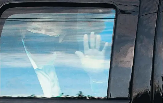  ?? CHERISS MAY / REUTERS ?? Donald Trump saluda desde el coche con el que salió ayer a dar un paseo para saludar a los seguidores que se habían concentrad­o junto al hospital.