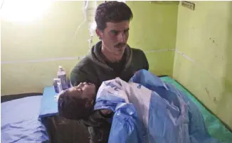  ?? MAR HAJ KADOUR AGENCE FRANCE-PRESSE ?? Un enfant syrien, inconscien­t après l’attaque chimique survenue le 4 avril dernier, est transporté d’urgence à l’hôpital de Khan Cheikhoun.
