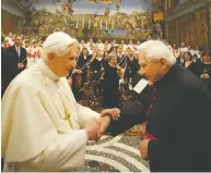  ?? HANDOUT/VATICAN MEDIA/AFP VIA GETTY IMAGES ?? Pope Benedict XVI greets his brother, Monsignor Georg
Ratzingeri­n the Sistine Chapel at the Vatican in 2009.