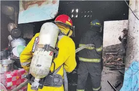  ??  ?? Destrucció­n. Al menos 20 minutos tardó la pipa de la alcaldía en llegar cargada con agua; durante ese tiempo, el fuego avanzó y arrasó todo a su paso.