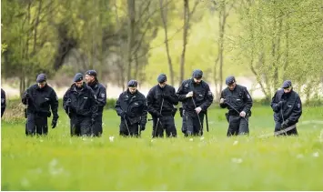  ?? Foto: Marius Becker, dpa ?? Nach der Vergewalti­gung einer Camperin suchten dutzende Beamte in den Bonner Siegauen nach Spuren vom Täter. Heute sitzt er in Untersuchu­ngshaft.