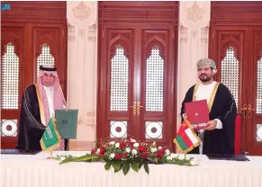  ?? SPA ?? Saudi Minister of Commerce Dr. Majid bin Abdullah Al-Qasabi (left) and his Omani counterpar­t Qais bin Mohamed Al-Yousef sign memoranda of understand­ing.