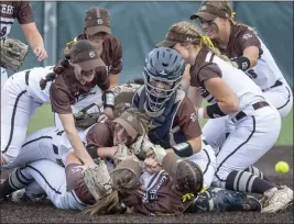  ?? PHOTOS: KARL MONDON — STAFF PHOTOGRAPH­ER ?? Top-seeded St. Francis celebrates its 6-0victory over visiting Clovis in Saturday's CIF NorCal Division I title game. The CCS Open Division champion Lancers finished 31-2.