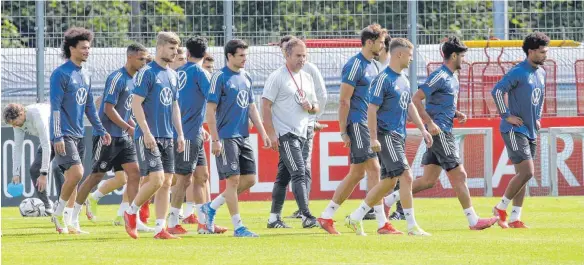  ?? FOTO: HANSJÜRGEN BRITSCH /IMAGO IMAGES ?? Bundestrai­ner Flick (Mi.) – hier beim Abschlusst­raining vor Part III des WM-Qualifikat­ionspakets Liechtenst­ein/Armenien/Island – sieht die Seinen voll auf Kurs.