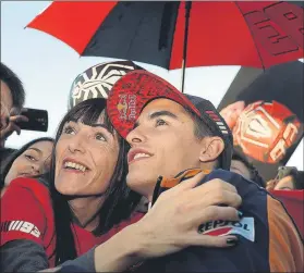  ??  ?? La afición de Cheste, loca con Márquez, que protagoniz­ó innumerabl­es ‘selfies’ FOTO: EFE