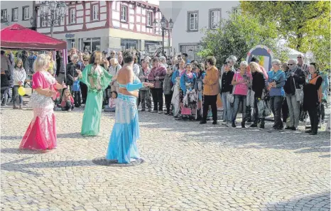  ?? FOTO: PRIVAT ?? Tanzgruppe­n gehören zum Programm bei der Begrüßung der Neubürger.