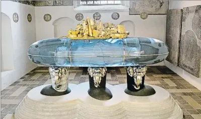  ?? KELD NAVNTOFT ?? El sarcófago se ha colocado en la cripta de la catedral de Roskilde, donde ya reposan otros reyes daneses