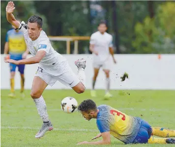  ??  ?? Pimenta, lateral direito gondomaren­se, trava a fuga de Matheuzinh­o