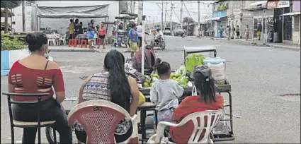  ?? Fotos: Álex Lima / EXTRA y Captura de vídeo ?? Según una moradora, la ‘pípol’ de Socio Vivienda sale a hacer lo necesario: trabajar y estudiar. Luego se ‘encaletan’ a las 20:00.