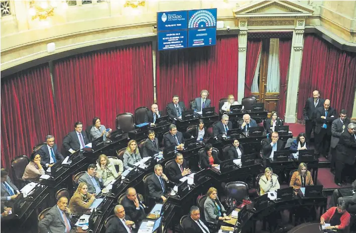  ?? EMMANUEL FERNANDEZ ?? Acuerdo. Con presencia casi completa, los senadores dan ayer acuerdo para los pliegos que propuso Mauricio Macri para cubrir las vacantes en la Corte Suprema.