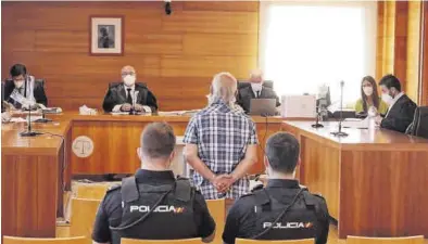  ?? ÉRIK PRADAS ?? Imagen del ya condenado, custodiado por dos agentes de la Policía Nacional de Castellón, en la Audiencia.