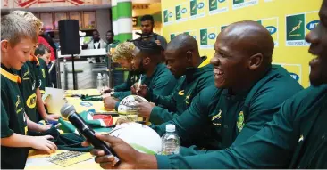  ?? PICTURE: PHANDO JIKELO/AFRICAN NEWS AGENCY/ANA ?? TALKING RUGBY: Springbok fan Steyn Pretorius with Oupa Mahoje and Bongi Mbonambi during the national team’s visit to Canal Walk to sign autographs and interact with supporters. The Springboks face England in the third and final Test at Newlands on...