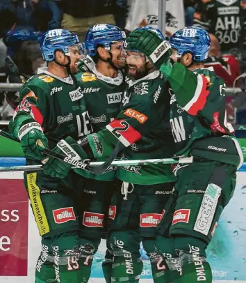  ?? Foto: Siegfried Kerpf ?? Gegen den ERC Ingolstadt kamen die Augsburger Panther zum dritten Sieg in Folge. Hier freuen sich Drew LeBlanc, Colin Camp‰ bell, Brady Lamb und Henry Haase (von links) über die Führung zum 1:0.