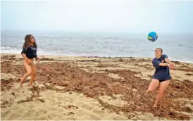  ??  ?? Rita e Teresa jogam voleibol na praia, mas queixam-se das algas