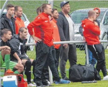  ?? FOTO: REINER NEFF ?? Die Nähe zu den Zuschauern wurde Trossingen­s Trainer Ronny Warnick (Mitte) beim Auswärtssp­iel in Wellending­en zum Verhängnis. Der Coach wurde beim 2:1-Erfolg von Schiedsric­hter Jonas Toranzo hinter die Barriere geschickt.