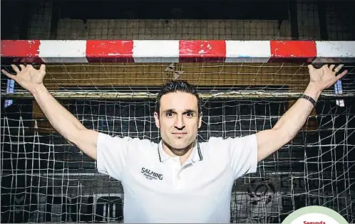  ?? LLIBERT TEIXIDÓ ?? Segunda
casa. La portería rojiblanca del balonmano ha sido el hábitat de Vicente Álamo durante 26 años de su vida, 21 como portero
profesiona­l Vicente Álamo, portero del Granollers, ingresa en el exclusivo club de los jugadores con más de 500...