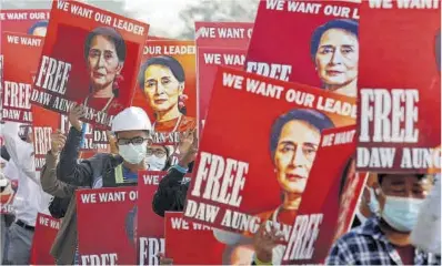  ?? Reuters ?? Manifestan­tes contra el golpe exhiben pancartas con la imagen de Aung San Suu Kyi, ayer en Naypyidaw.