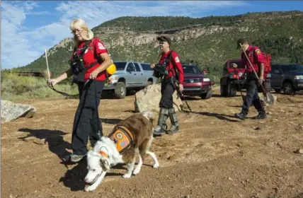  ?? ANGIE WANG, THE ASSOCIATED PRESS ?? People from Navajo County search for a missing man in Tonto National Park, Ariz., Monday. The man was swept downriver by flood waters.