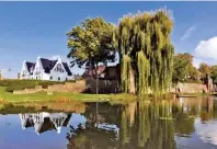  ?? FOTO: VOS REES ?? Die Ferienwohn­ung „Sonneburg“im „Häuschen am Turm“verfügt über Kamin und eigene Sauna.