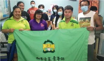  ??  ?? The Youth chief of Kapit Chiang Chuan Associatio­n, Kelvin Saw (second right) and the associatio­n’s Women chief Chua Mei Ai (left) join some donors in a group photo taken during a drive organised and run by Saw’s team. The recent event registered 23 donors, who collected 17 pints slated for the blood bank of Kapit Hospital.