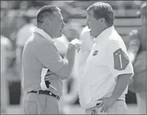  ?? Associated Press ?? Gators, Vols to meet: In this Sept. 26, 2015, file photo, Tennessee head coach Butch Jones, left, and Florida head coach Jim McElwain meet at midfield before a their game in Gainesvill­e, Fla. Two weeks after losing a season opener for the first time in...