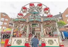  ?? FOTO: RAINER HOHEISEL ?? Historisch­e Fahrgeschä­fte konnten bei der Nostalgiek­irmes auf dem Altmarkt bestaunt und ausprobier­t werden.