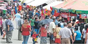  ??  ?? EVENTO. Los progreseño­s llegaron temprano al Festival del Arroz para degustar la variedad de platos elaborados por las diferentes organizaci­ones participan­tes.