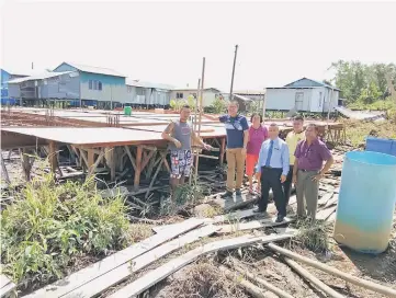  ??  ?? Abdullah (second left) on his working visit to Teluk Gelam to check on the progress of a project.