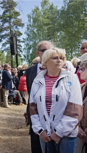  ?? Foto: Lina EnLund ?? Omkring 3500 personer hade samlats i Dragsvik för att minnas de röda fångarnas hårda öde. Riksdagsle­damot Maarit Feldt-Ranta, ordförande för Skötselför­eningen för röda fångars minnesmärk­e i Ekenäs, höll i trådarna. Här är hon tillsamman­s med en Ulf...