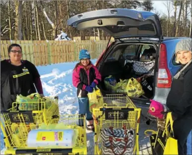  ?? PAUL POST — PPOST@DIGITALFIR­STMEDIA.COM ?? Shopper Christina Kesler, right, stocked up on supplies from Dollar General on Saturday. She gets help loading the car from her daughter, Mia, center, and store clerk Jennifer Baker, left.
