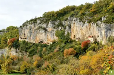  ??  ?? 3
3. Dans la sinueuse vallée du Célé, ruines médiévales et habitation­s semi-troglodyte­s escaladent les falaises de roche calcaire avec laquelle elles se confondent (Saint-Sulpice).