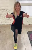  ?? FOTO: TG NEUSS ?? Tg-fitnesstra­inerin Petra Wokurka zeigt „Lunges“.