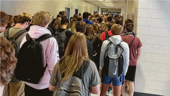  ?? Twitter / Associated Press ?? In this photo posted on Twitter, students crowd a hallway Tuesday at North Paulding High School in Dallas, Ga.